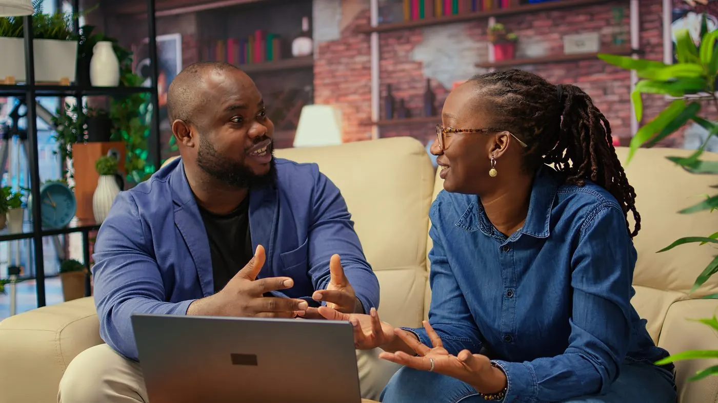 Professionnels africains collaborant sur un projet d’innovation numérique avec Quanta Technologies